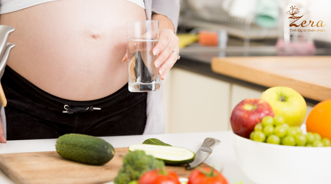 Uống đủ nước và chia nhỏ phần ăn góp phần giúp mẹ lấy lại vị giác khi ăn